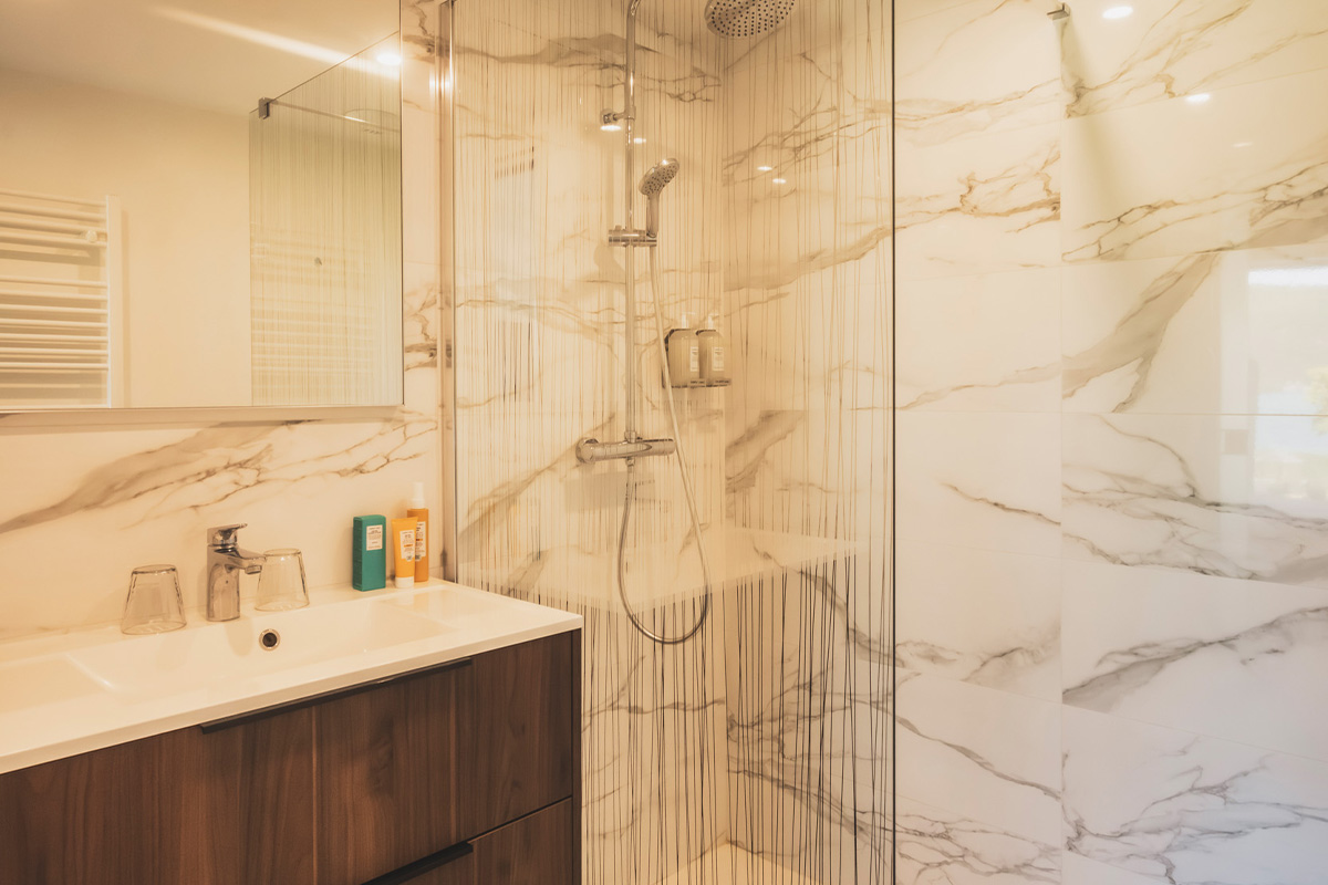 CHAMBRE DOUBLE - 2 PERSONNES - VUE LAC